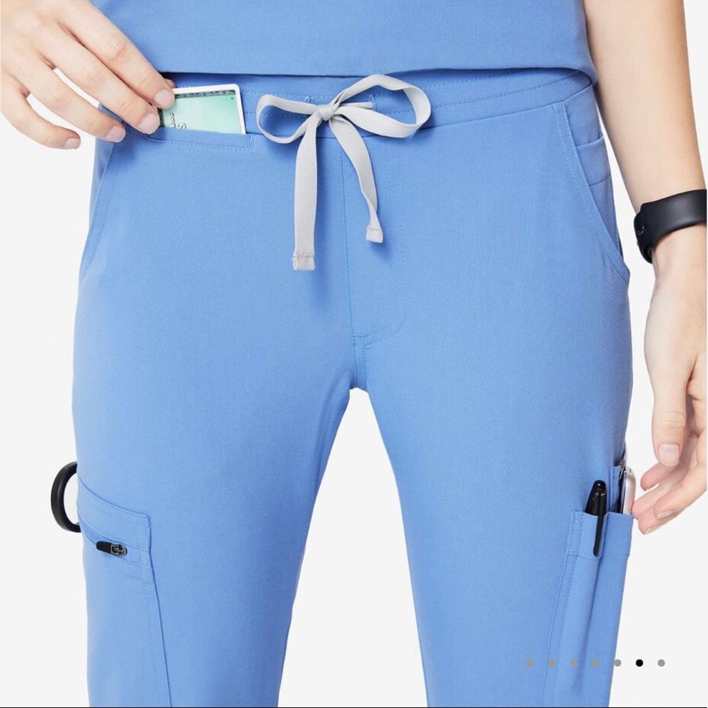 Yola skinny fig scrub pants in ceil blue. Med/tall